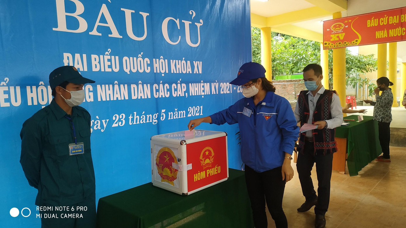 Thực hiện quyền công dân tham gia bỏ phiếu bầu cử Quốc hội và HĐND các cấp. Bạn trẻ hướng dẫn người dân tham gia bỏ phiếu tại điểm bỏ phiếu khối phố Mỹ Thạch Bắc, P. Tân Thạnh, TP. Tam Kỳ. Thực hiện quyền công dân tham gia bỏ phiếu bầu cử Quốc hội và HĐND các cấp. Bạn trẻ hướng dẫn người dân tham gia bỏ phiếu tại điểm bỏ phiếu khối phố Mỹ Thạch Bắc, P. Tân Thạnh, TP. Tam Kỳ.