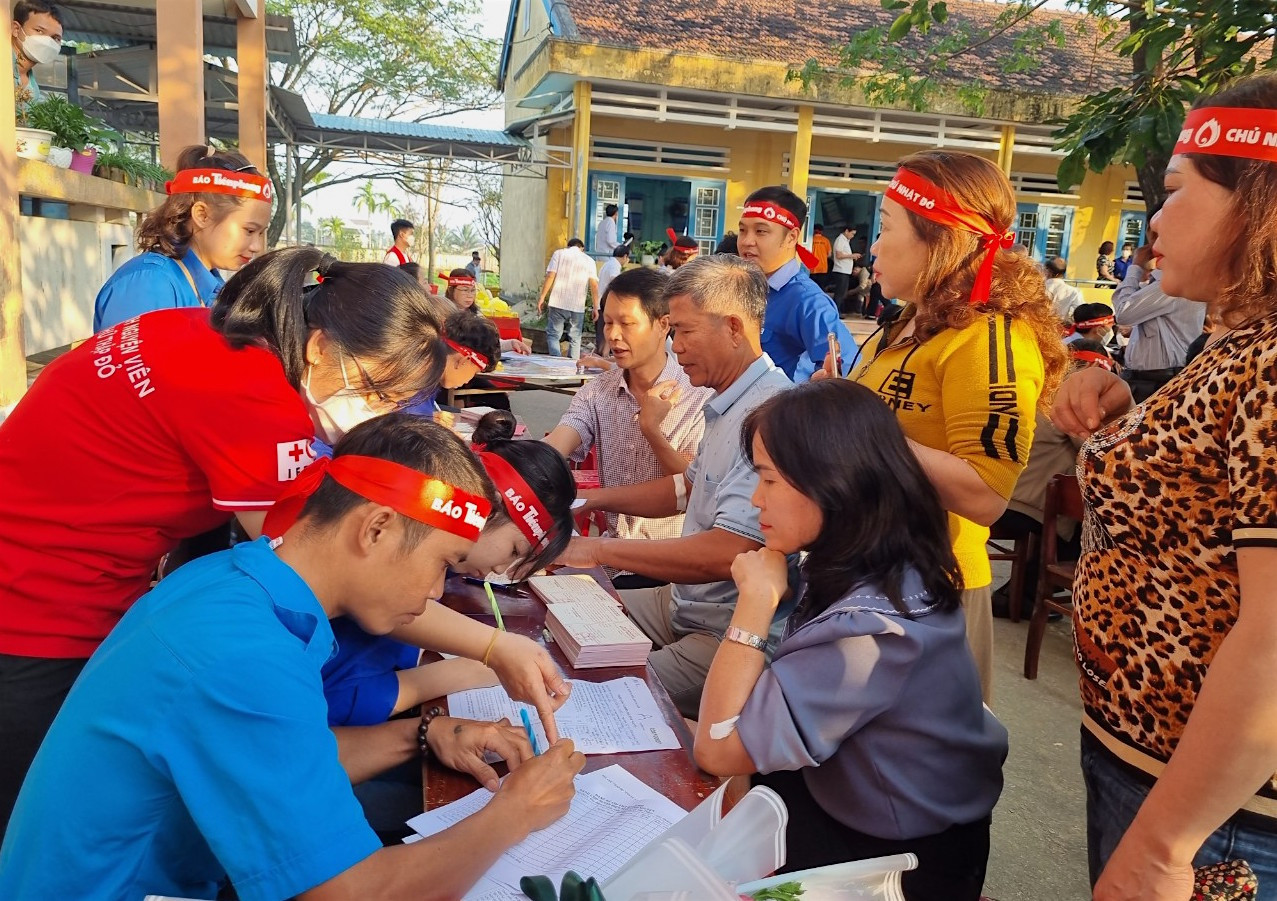 Rất đông người dân đến với Ngày hội