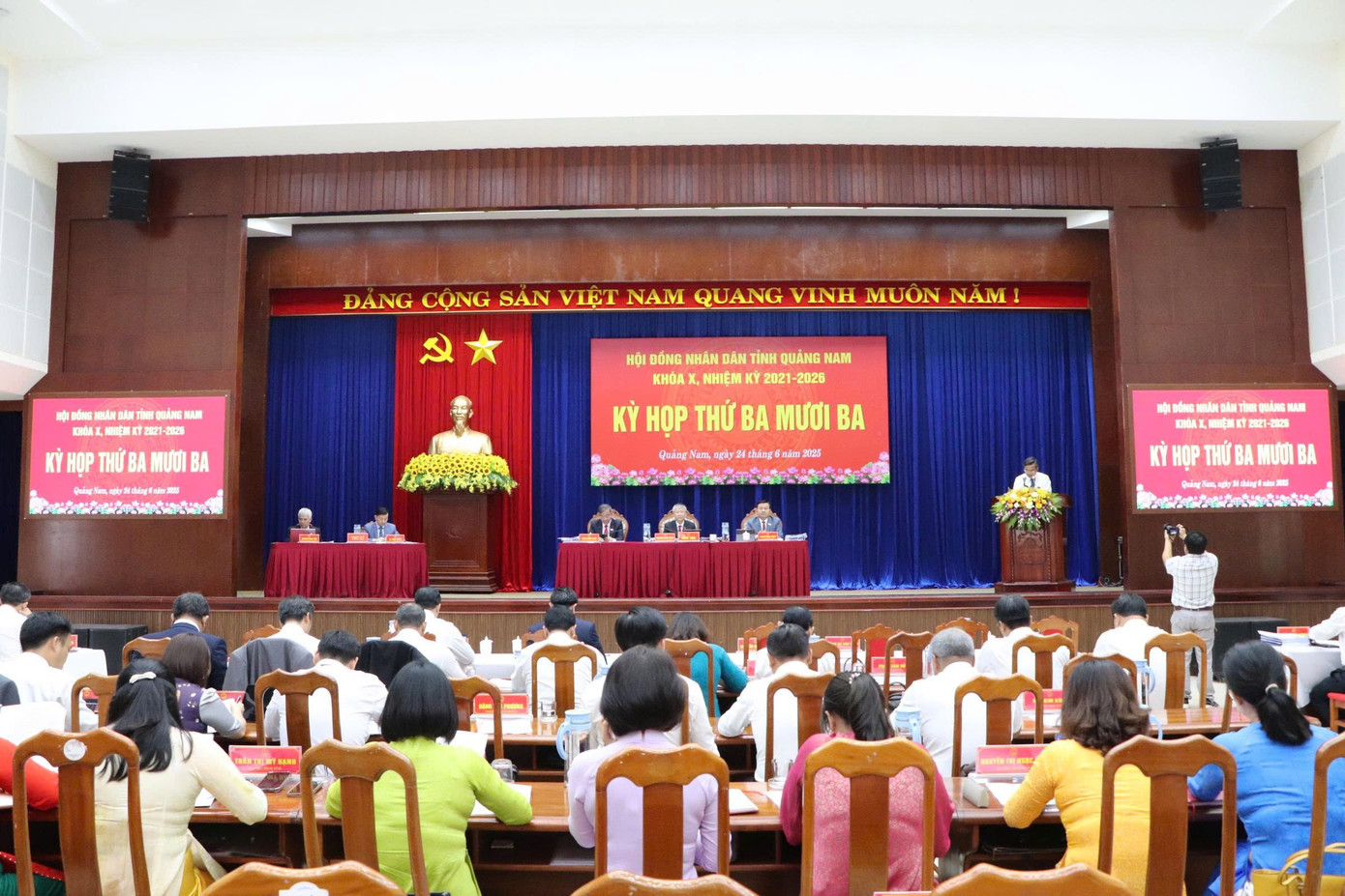 Quang cảnh kỳ họp