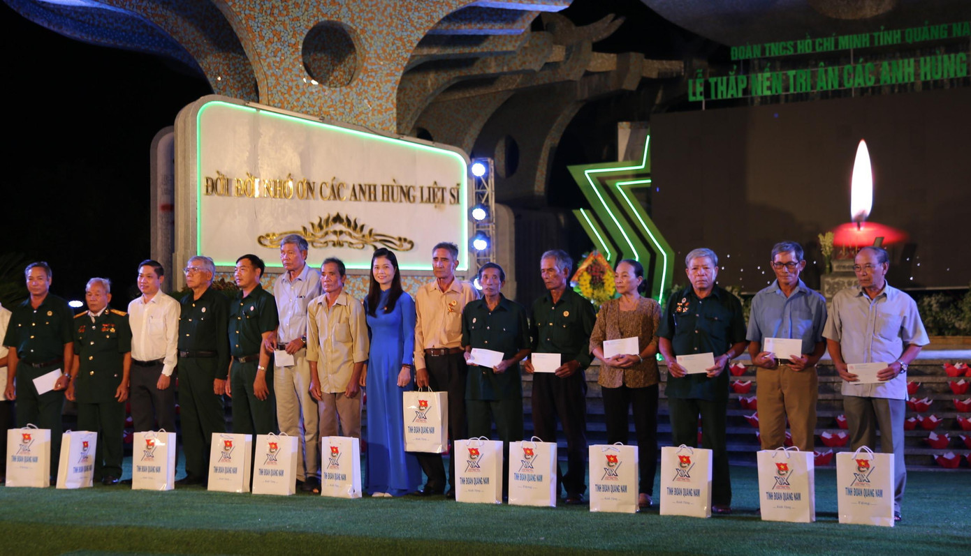 Tuổi trẻ tri ân các thế hệ đi trước.