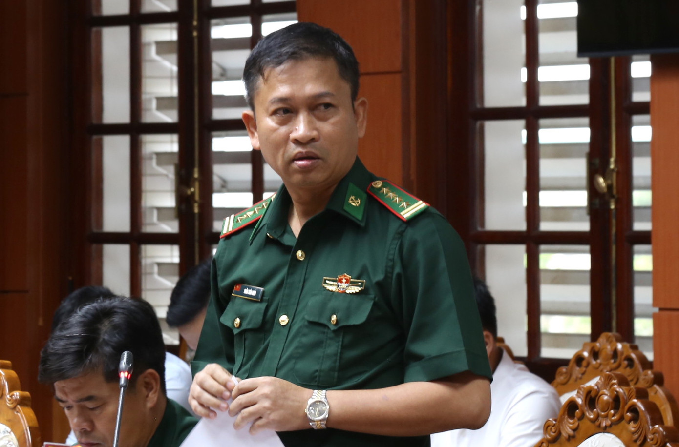 Đại tá Trần Tiến Hiền - Chỉ huy trưởng Bộ đội Biên phòng tỉnh Quảng Nam thông tin tại cuộc họp.