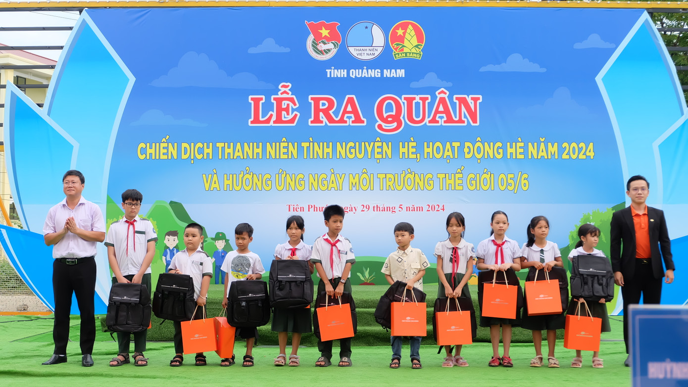 Nhiều phần quà được trao tặng cho hộ nghèo, các em học sinh trong lễ ra quân chiến dịch Thanh niên tình nguyện hè 2024. Nhiều phần quà được trao tặng cho hộ nghèo, các em học sinh trong lễ ra quân chiến dịch Thanh niên tình nguyện hè 2024.
