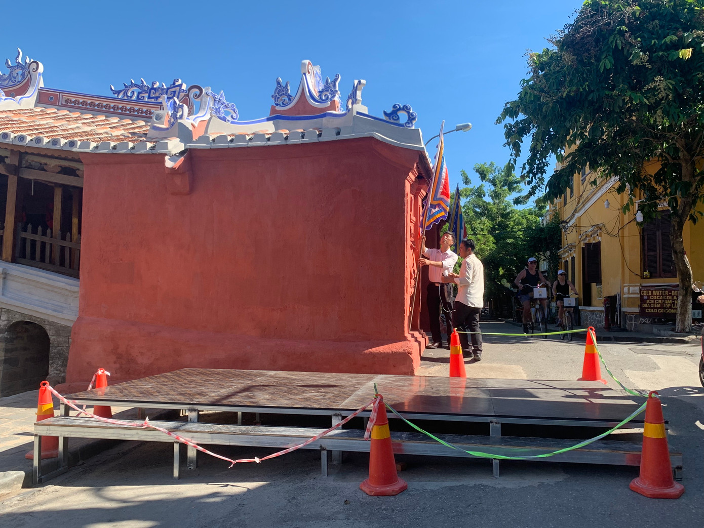 Ngày 2/8, lực lượng chuyên môn thành phố Hội An hoàn tất những khâu cuối để chuẩn bị cho lễ khánh thành Dự án tu bổ Chùa Cầu Hội An diễn ra vào ngày mai.