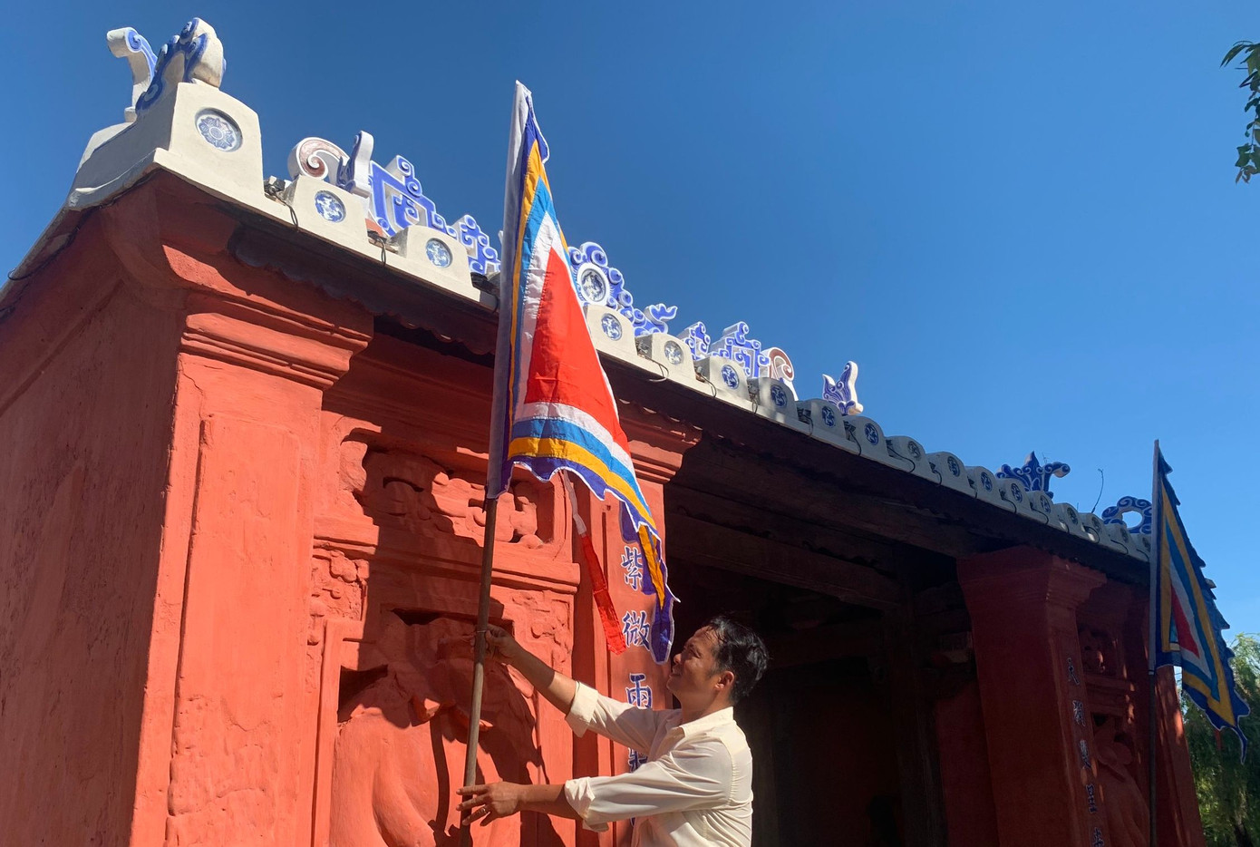 Ngày 2/8, lực lượng chuyên môn thành phố Hội An hoàn tất những khâu cuối để chuẩn bị cho lễ khánh thành Dự án tu bổ Chùa Cầu Hội An diễn ra vào ngày mai.