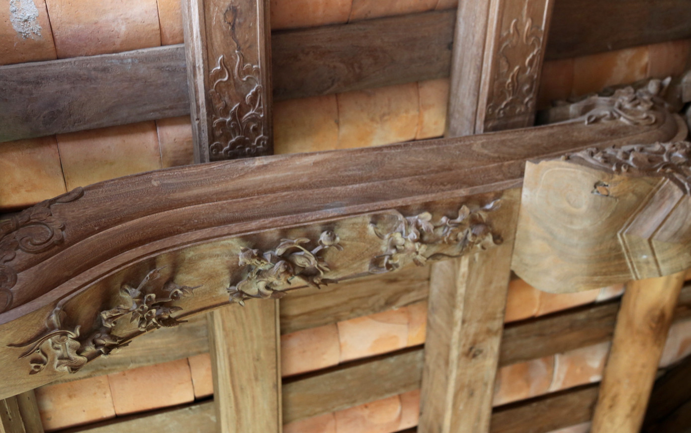 Chạm khắc hoa văn tinh xảo.