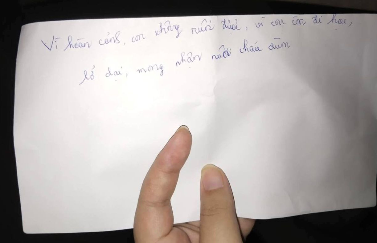 Mảnh giấy được phát hiện cạnh cháu bé bị bỏ rơi.