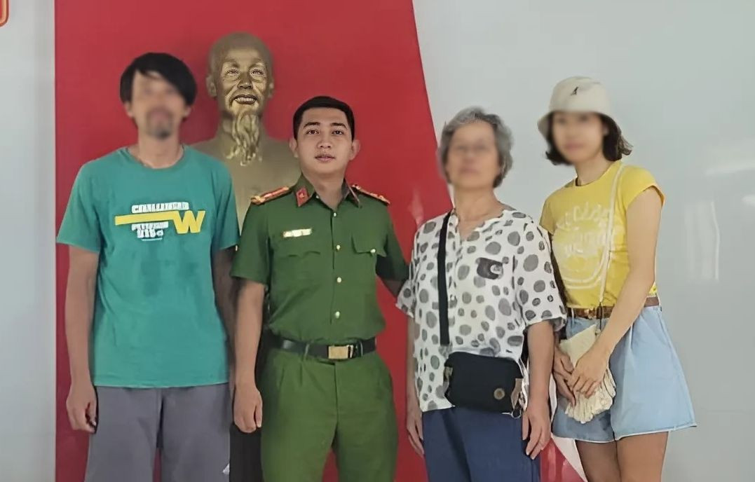 Công an xã hỗ trợ du khách Hàn Quốc đoàn tụ cùng gia đình sau 2 ngày đi lạc. Công an xã hỗ trợ du khách Hàn Quốc đoàn tụ cùng gia đình sau 2 ngày đi lạc.