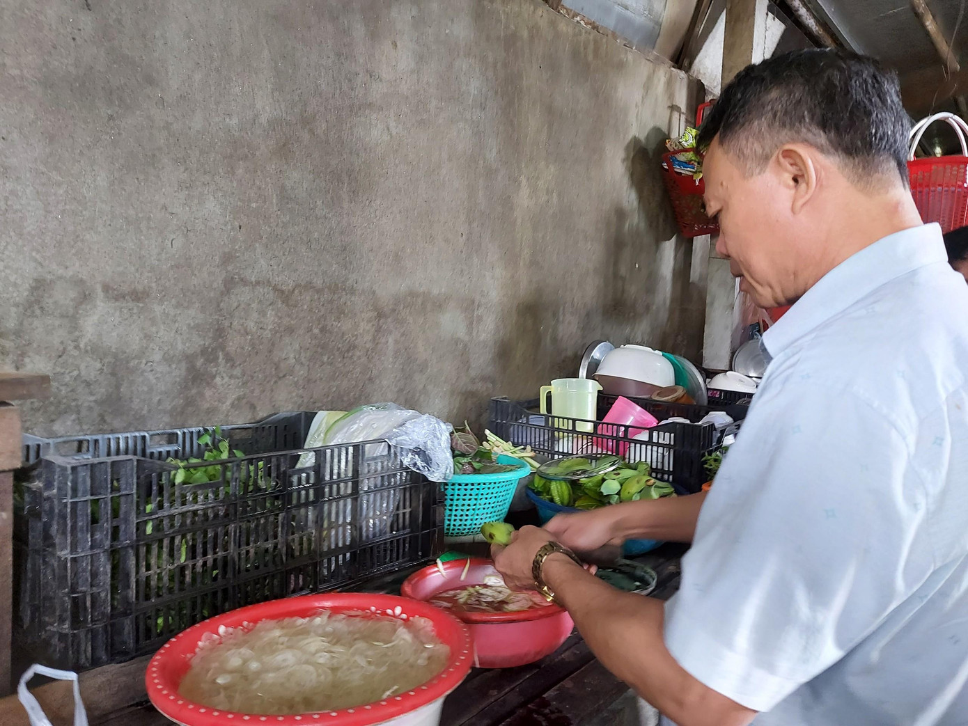 Nhiều chủ quán kinh doanh thịt chó cho rằng chính quyền cần cân nhắc các điều kiện hỗ trợ khi triển khai chủ trương nói "không" với thịt chó, mèo.