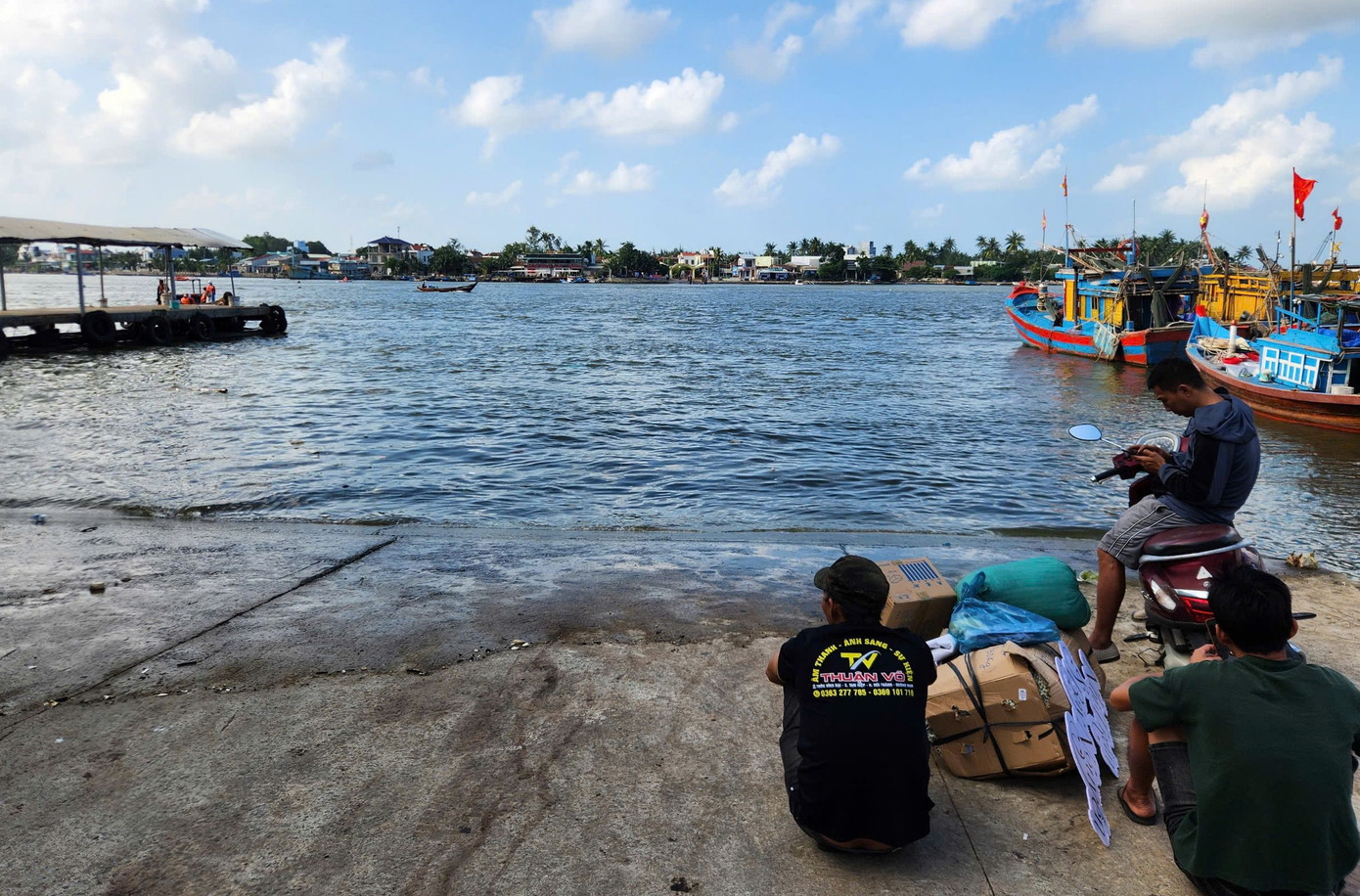 Dân xã đảo mệt mỏi vì 'cụ' phà liên tục hỏng, phải cậy chiếc ghe nhỏ để qua sông.