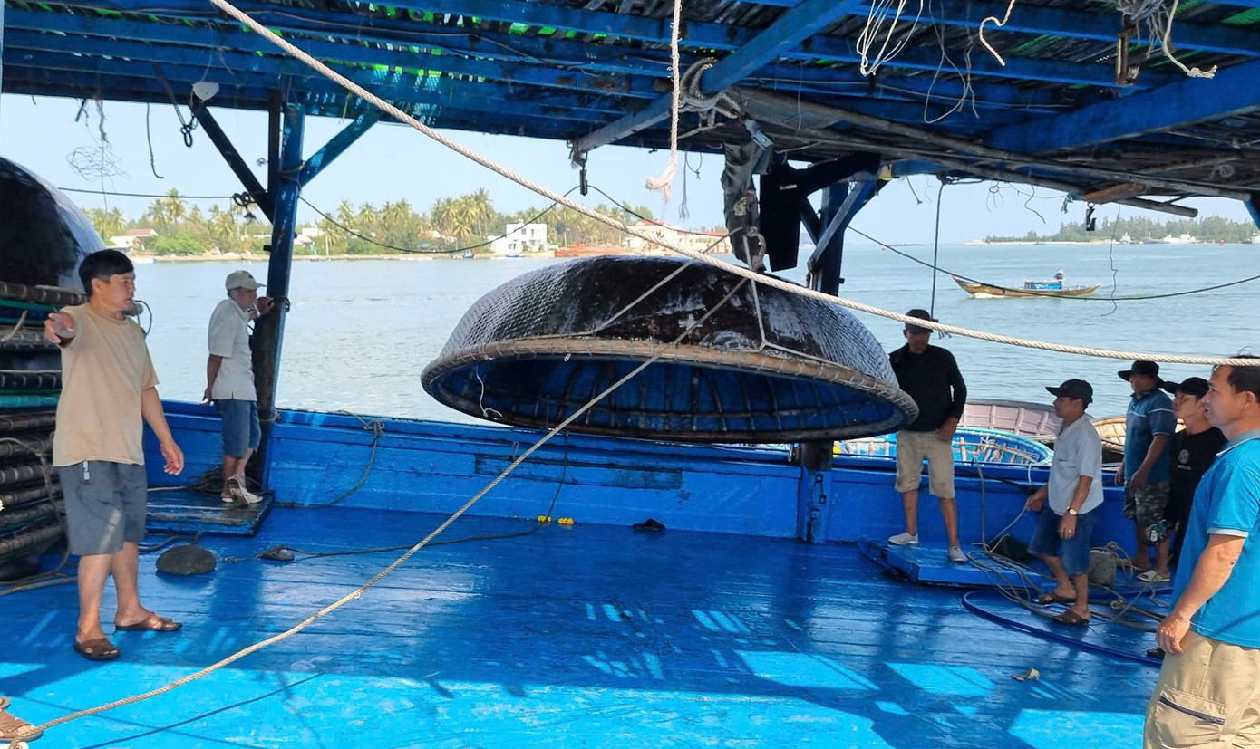 Thúng câu được xếp ngay ngắn trong khoang tàu.