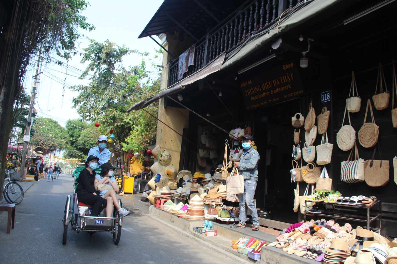 Nhà hàng, quán ăn mở cửa tươi cười đón khách.