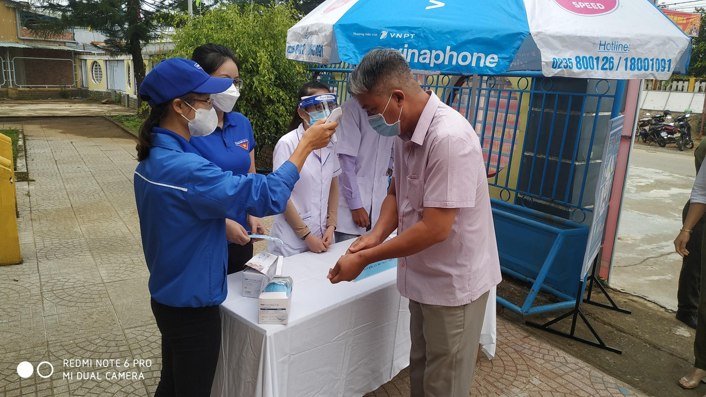 Cử tri thực hiện quyền bầu cử đảm bảo phòng chống dịch COVID-19. Cử tri thực hiện quyền bầu cử đảm bảo phòng chống dịch COVID-19.