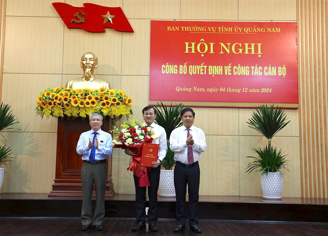 Lãnh đạo Tỉnh ủy Quảng Nam trao quyết định bổ nhiệm ông Phan Văn Bình giữ chức vụ Trưởng Ban Tổ chức Tỉnh ủy.