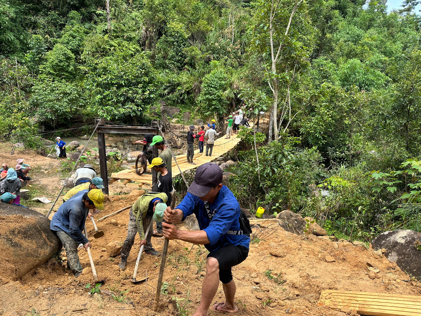 Công trình là kết quả chung tay góp sức của nhiều người, trong đó có mạnh thường quân tài trợ, bạn trẻ ĐVTN không quản ngại khó khăn băng rừng vượt suối thực hiện, người dân hỗ trợ tích cực.