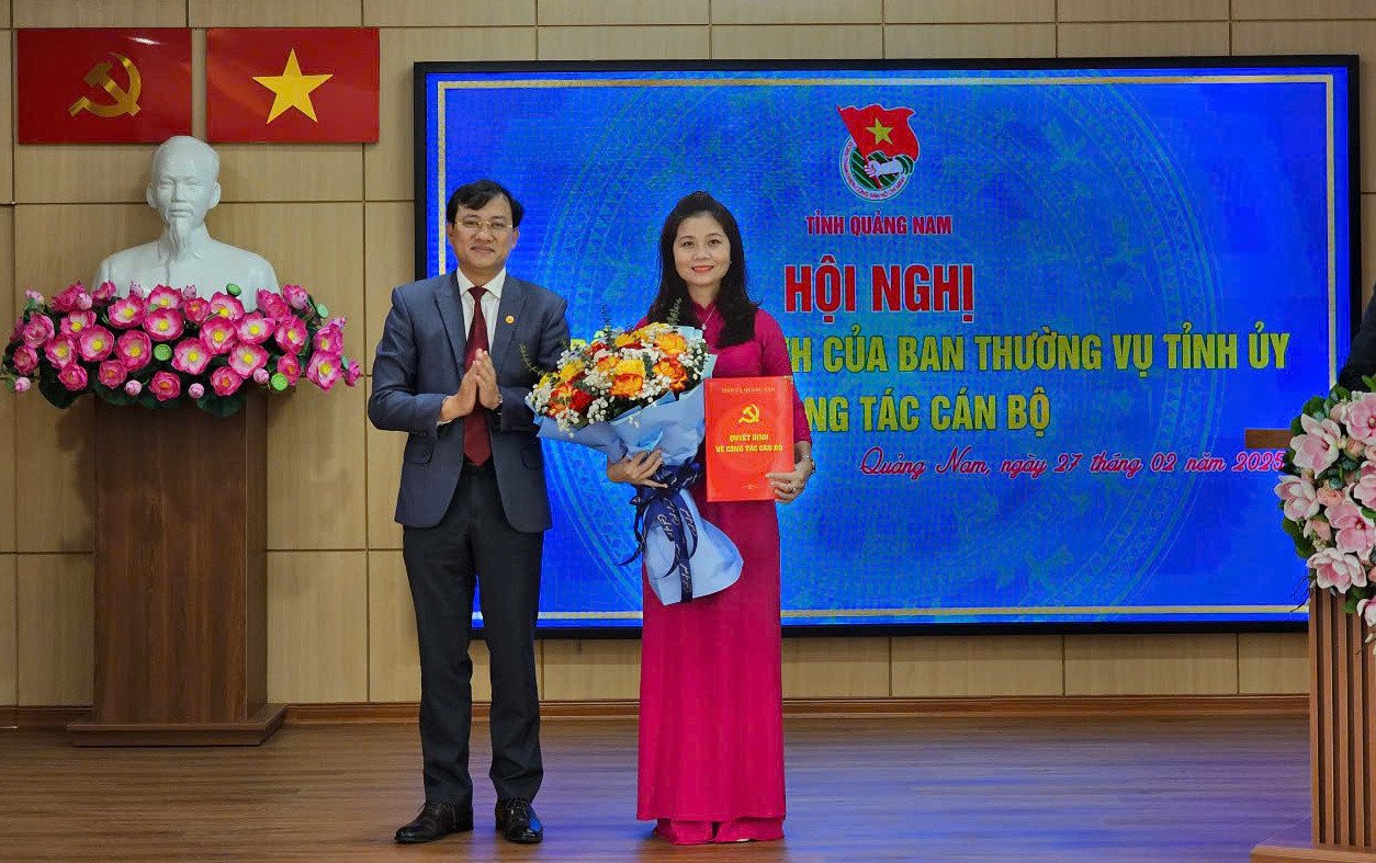 Ông Phan Văn Bình - Trưởng Ban Tổ chức Tỉnh ủy Quảng Nam trao quyết định cho chị Phạm Thị Thanh.