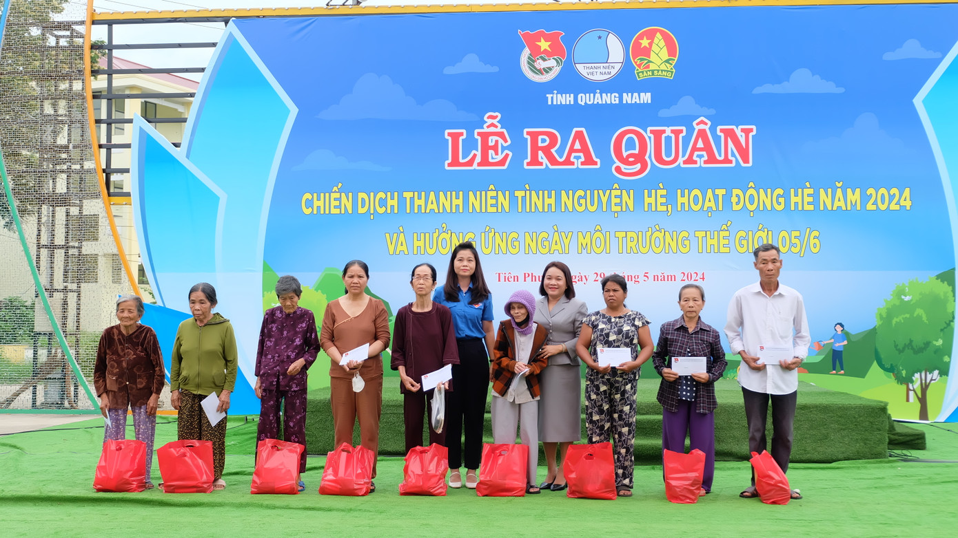 Nhiều phần quà được trao tặng cho hộ nghèo, các em học sinh trong lễ ra quân chiến dịch Thanh niên tình nguyện hè 2024. Nhiều phần quà được trao tặng cho hộ nghèo, các em học sinh trong lễ ra quân chiến dịch Thanh niên tình nguyện hè 2024.