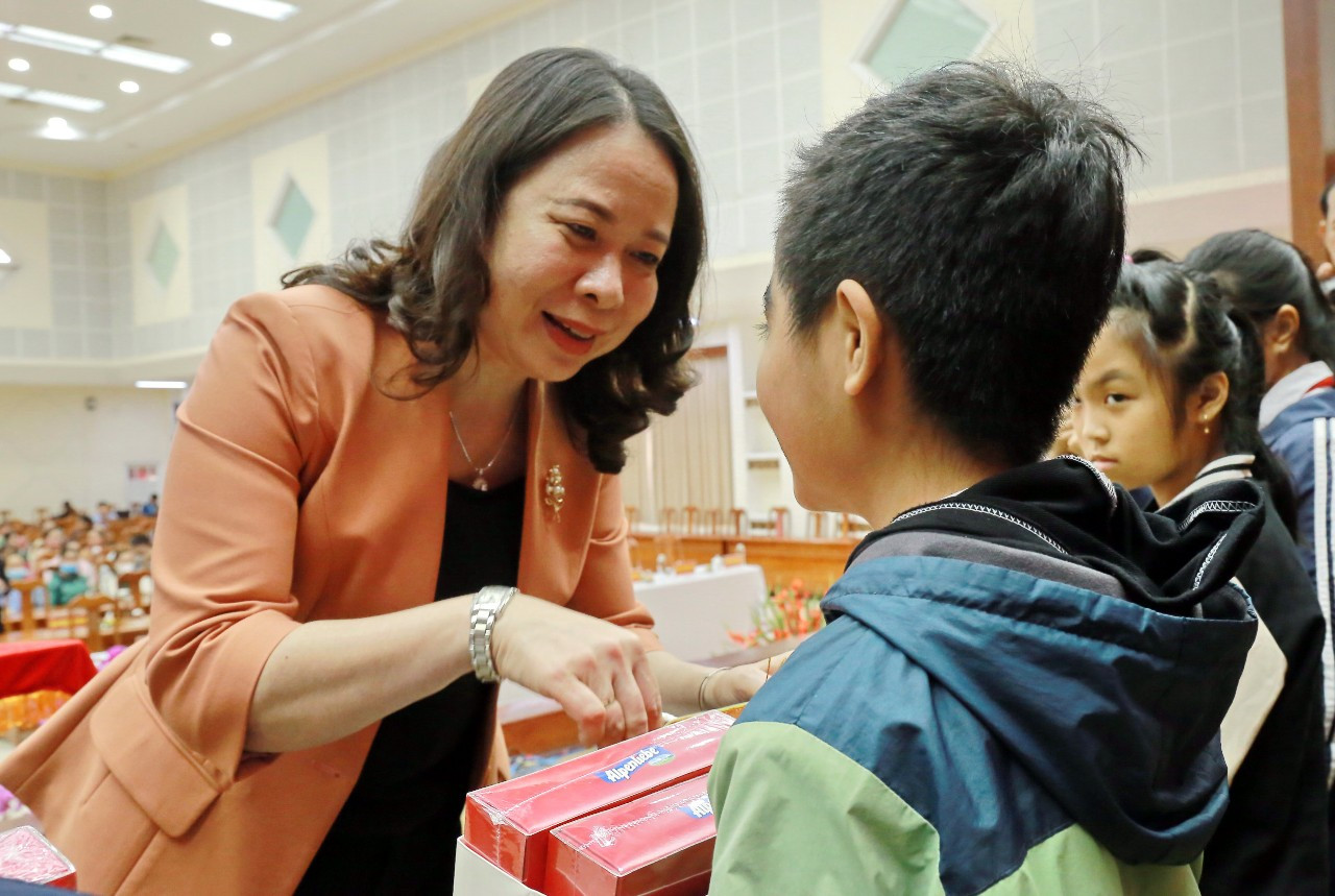 Phó Chủ tịch nước Võ Thị Ánh Xuân ân cần thăm hỏi, tặng quà các em nhỏ có hoàn cảnh khó khăn.