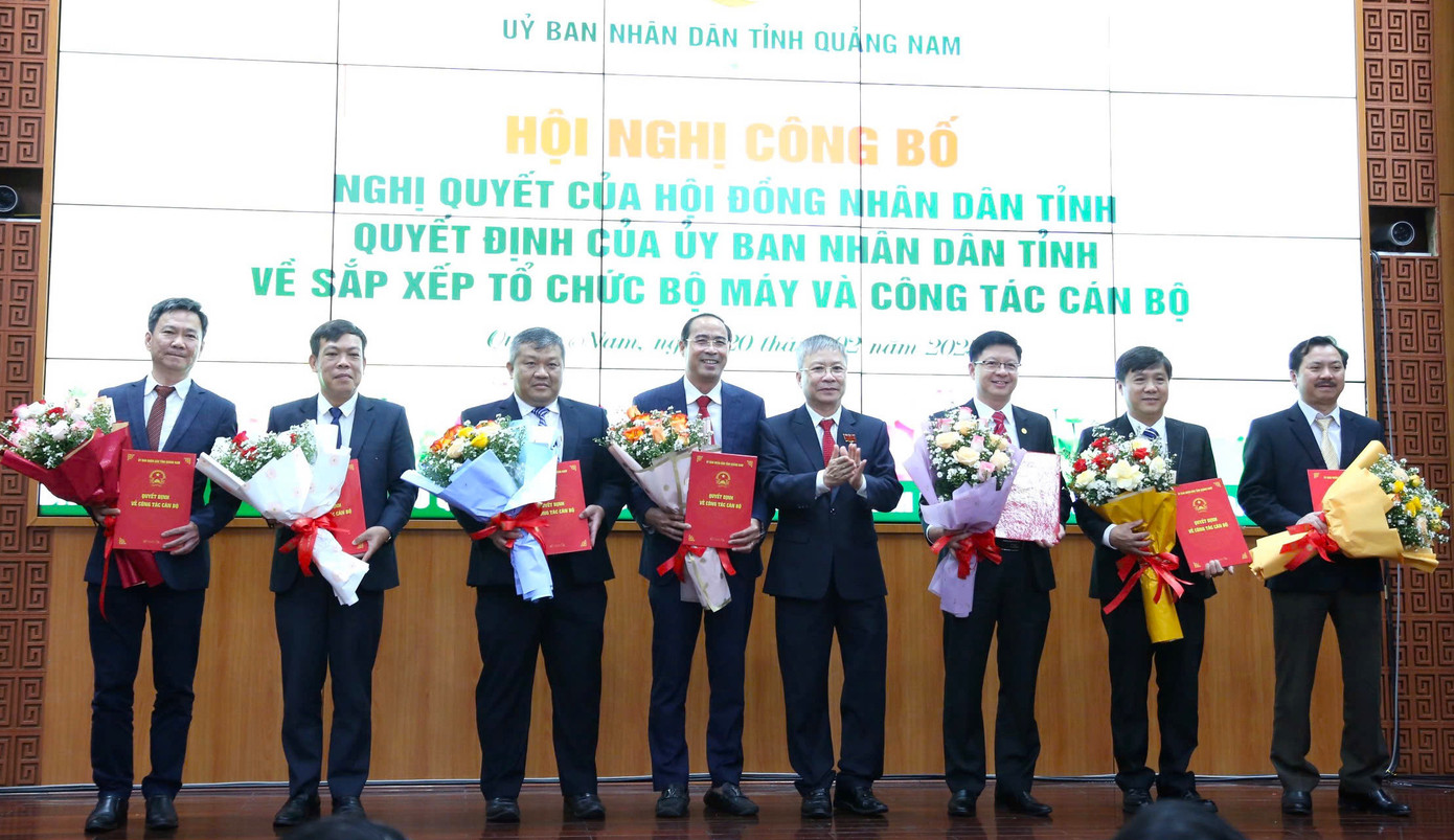 Trao quyết định bổ nhiệm Giám đốc và Phó Giám đốc Sở Xây dựng sau hợp nhất. Ảnh: Hoài Văn Trao quyết định bổ nhiệm Giám đốc và Phó Giám đốc Sở Xây dựng sau hợp nhất. Ảnh: Hoài Văn