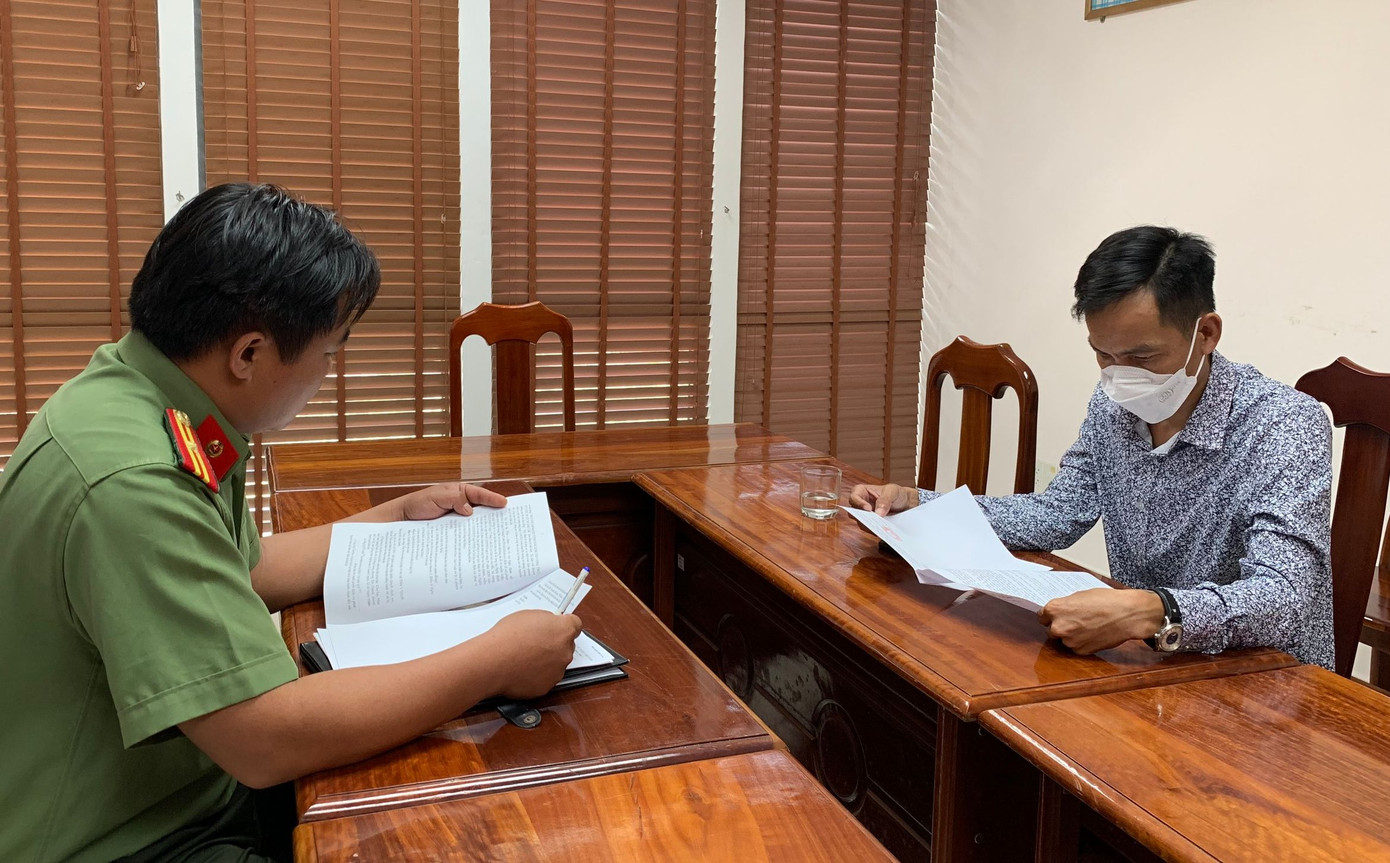 Ông R. làm việc với cơ quan công an. Ảnh CA