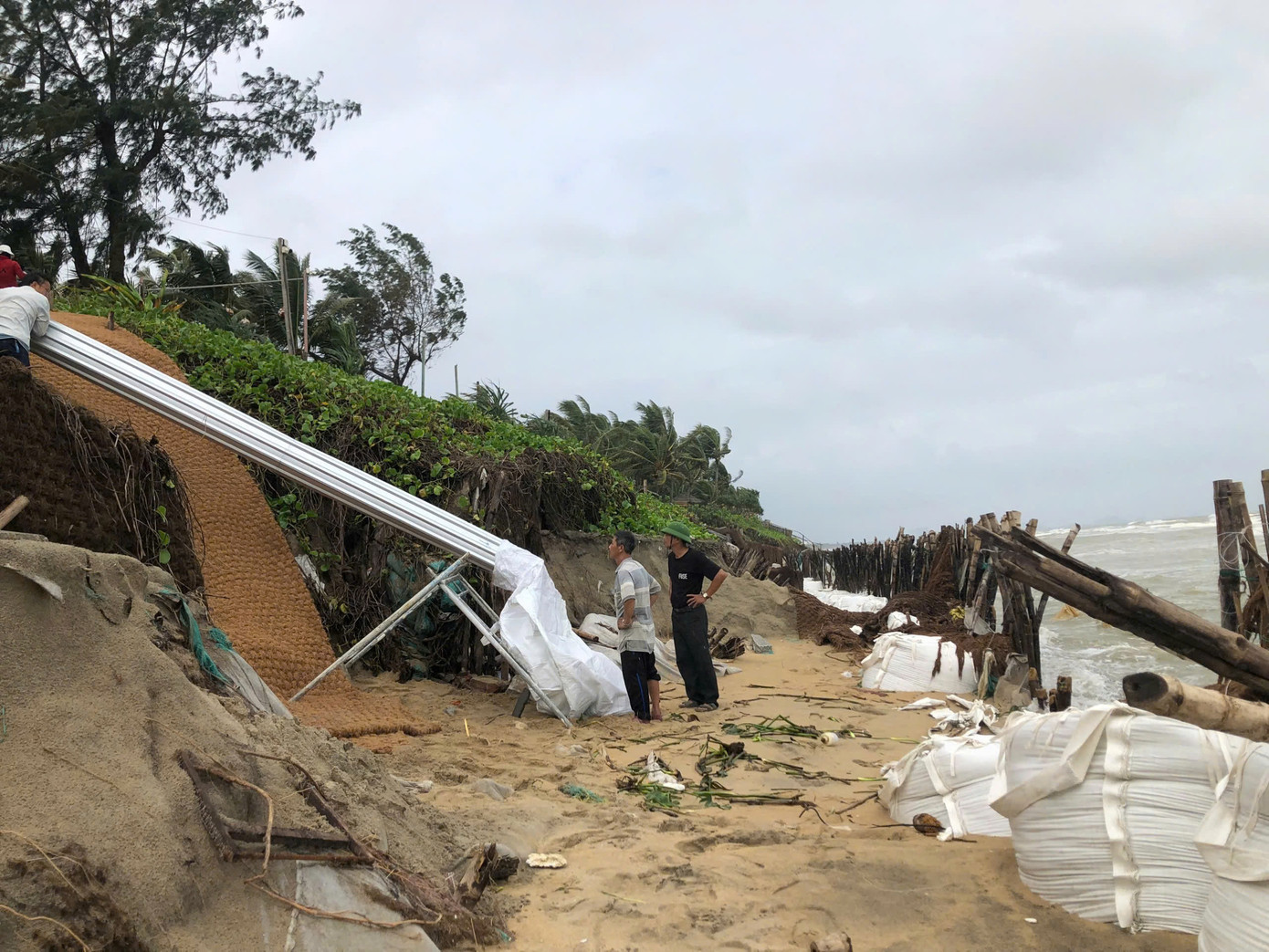 Lực lượng chức năng và người dân nỗ lực ứng phó nhưng tình trạng sạt lở diễn ra ngày càng nghiêm trọng.
