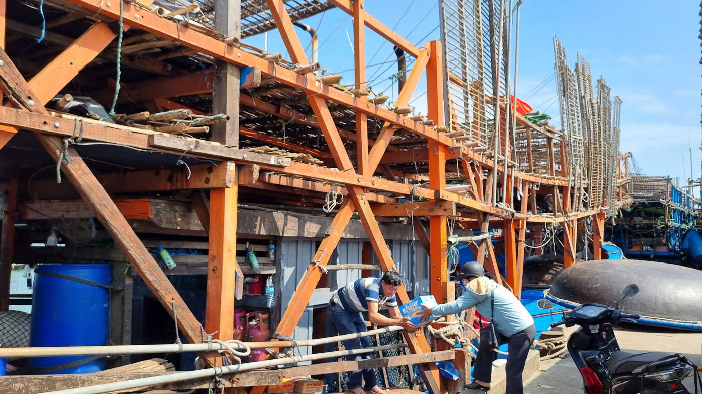 Những ngày này, tại cảng cá Tam Quang (huyện Núi Thành, tỉnh Quảng Nam), rất đông tàu thuyền xếp hàng, tất bật chuẩn bị nhiên liệu, lương thực, thực phẩm cho chuyến vươn khơi đầu năm mới.