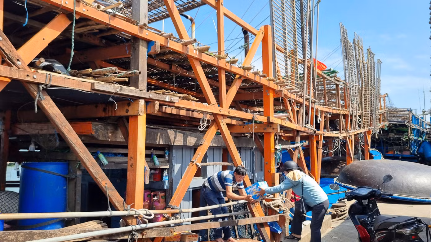 Những ngày này, tại cảng cá Tam Quang (huyện Núi Thành, tỉnh Quảng Nam), rất đông tàu thuyền xếp hàng, tất bật chuẩn bị nhiên liệu, lương thực, thực phẩm cho chuyến vươn khơi đầu năm mới.