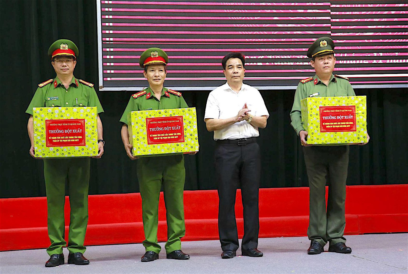 Phó Bí thư thường trực Tỉnh ủy Quảng Nam khen thưởng nóng lực lượng điều tra nhanh vụ công ty tài chính mua bán dữ liệu, ghép ảnh vu khống người vay. Phó Bí thư thường trực Tỉnh ủy Quảng Nam khen thưởng nóng lực lượng điều tra nhanh vụ công ty tài chính mua bán dữ liệu, ghép ảnh vu khống người vay.