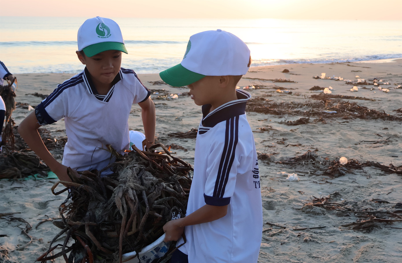 Hành động làm sạch bãi biển của các em khiến nhiều người yêu mến, nể phục.