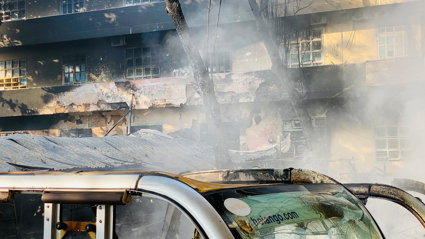 Theo lãnh đạo phường Tân An, đây là những xe điện du lịch của doanh nghiệp tư nhân thuê mặt bằng trong trường để làm bãi đỗ xe. Theo lãnh đạo phường Tân An, đây là những xe điện du lịch của doanh nghiệp tư nhân thuê mặt bằng trong trường để làm bãi đỗ xe.