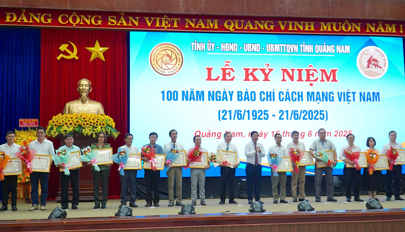 Đại diện báo Tiền Phong tại miền Trung và các báo nhận bằng khen của tỉnh Quảng Nam.