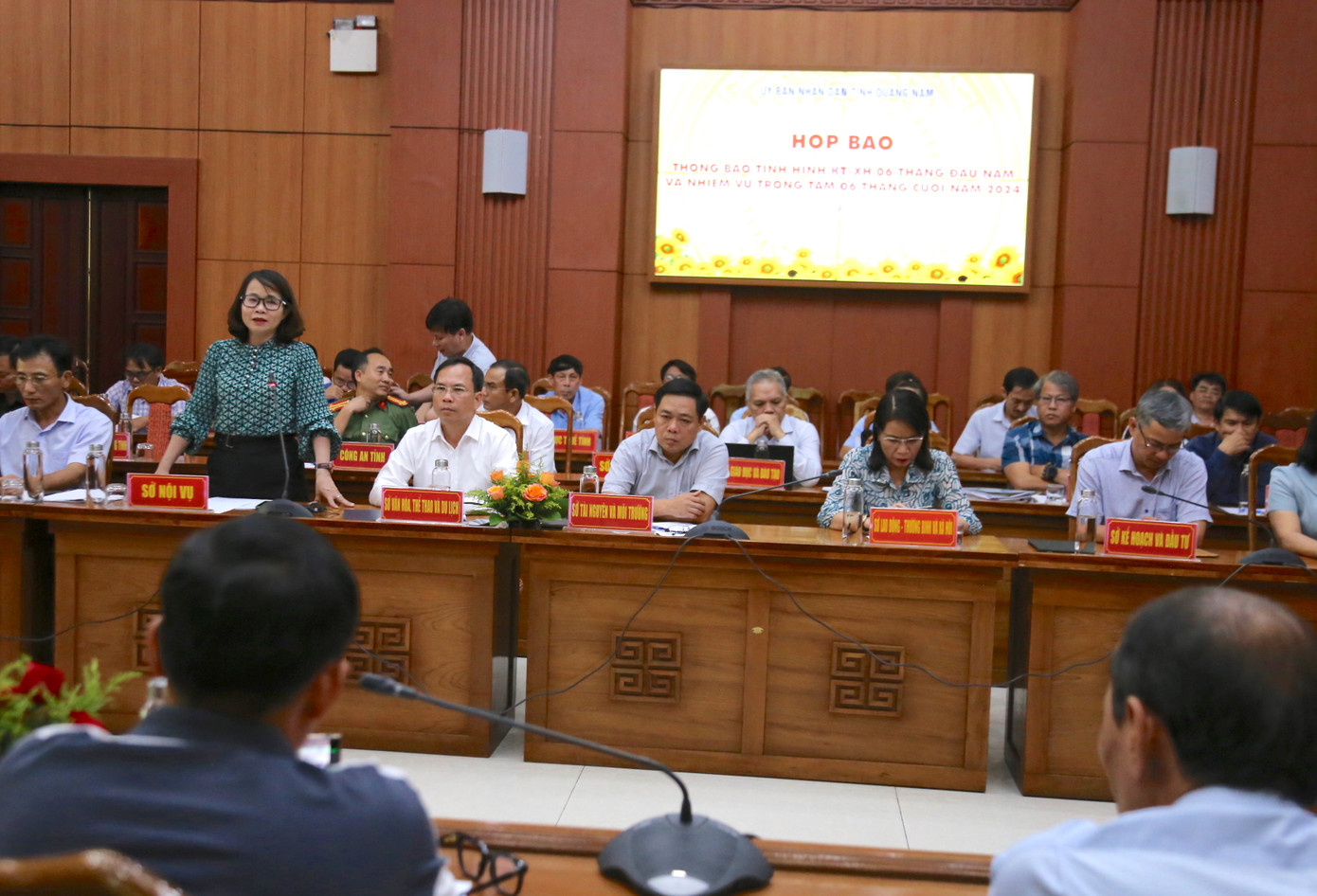 Các sở, ngành chức năng tỉnh Quảng Nam trả lời câu hỏi của phóng viên tại cuộc họp báo. Các sở, ngành chức năng tỉnh Quảng Nam trả lời câu hỏi của phóng viên tại cuộc họp báo.