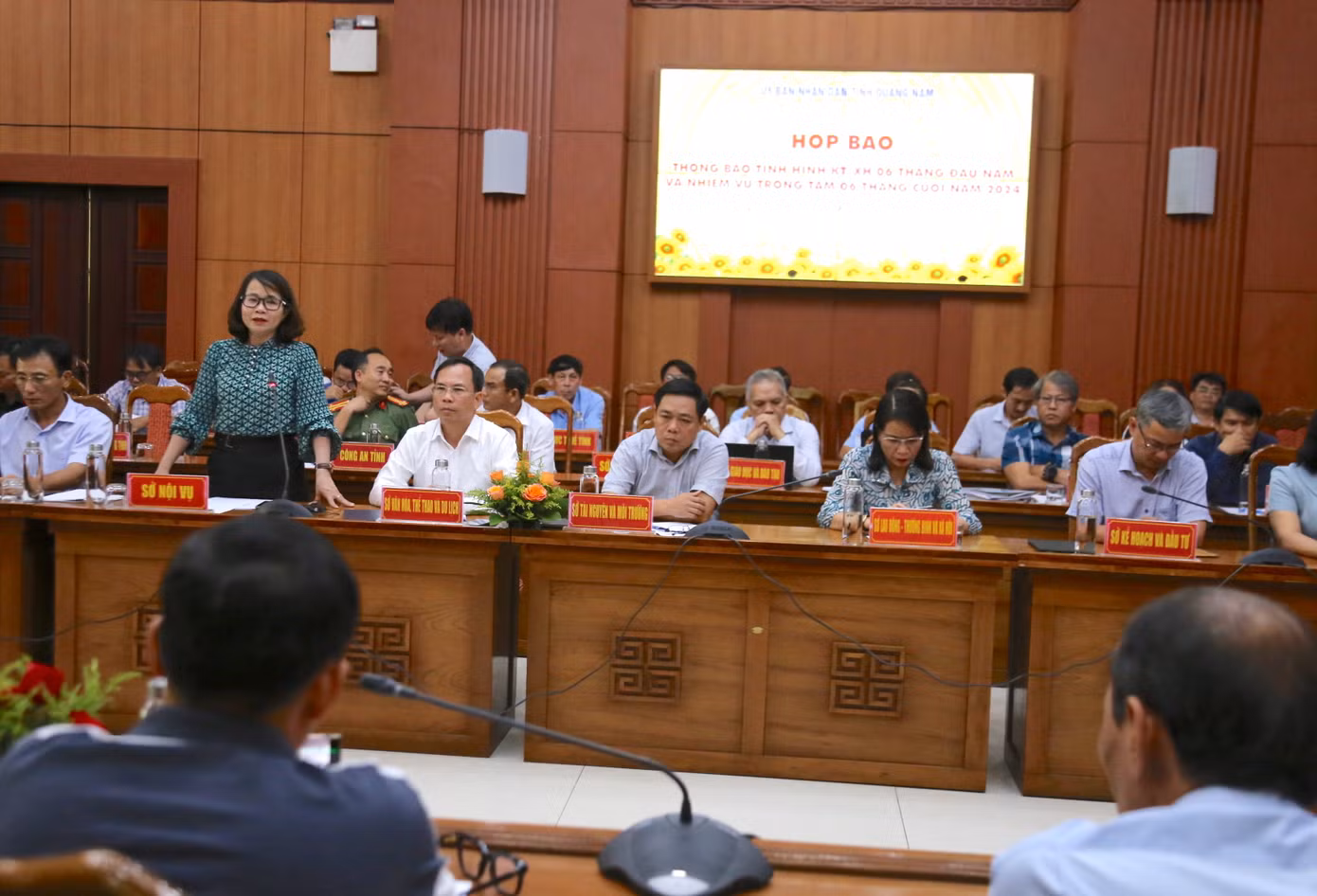 Các sở, ngành chức năng tỉnh Quảng Nam trả lời câu hỏi của phóng viên tại cuộc họp báo.