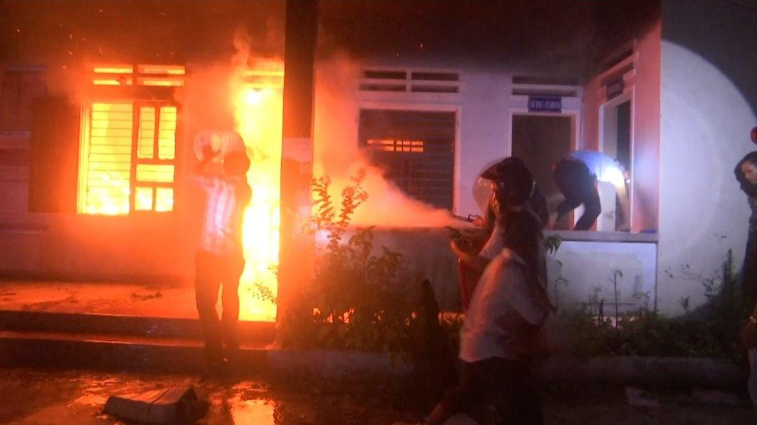 Nỗ lực dập lửa và đưa các tài sản ra ngoài. Nỗ lực dập lửa và đưa các tài sản ra ngoài.