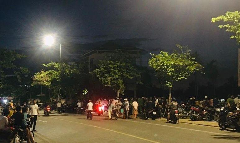 Người dân theo dõi vụ việc. Người dân theo dõi vụ việc.