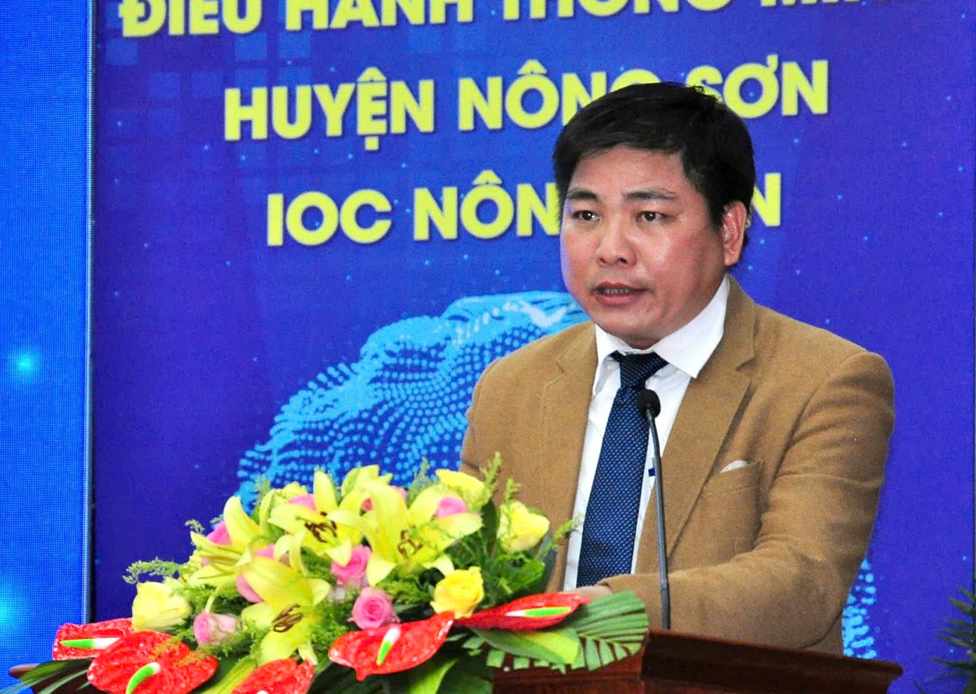 Ông Nguyễn Văn Hòa tân Chủ tịch UBND huyện Quế Sơn phát biểu nhận nhiệm vụ.