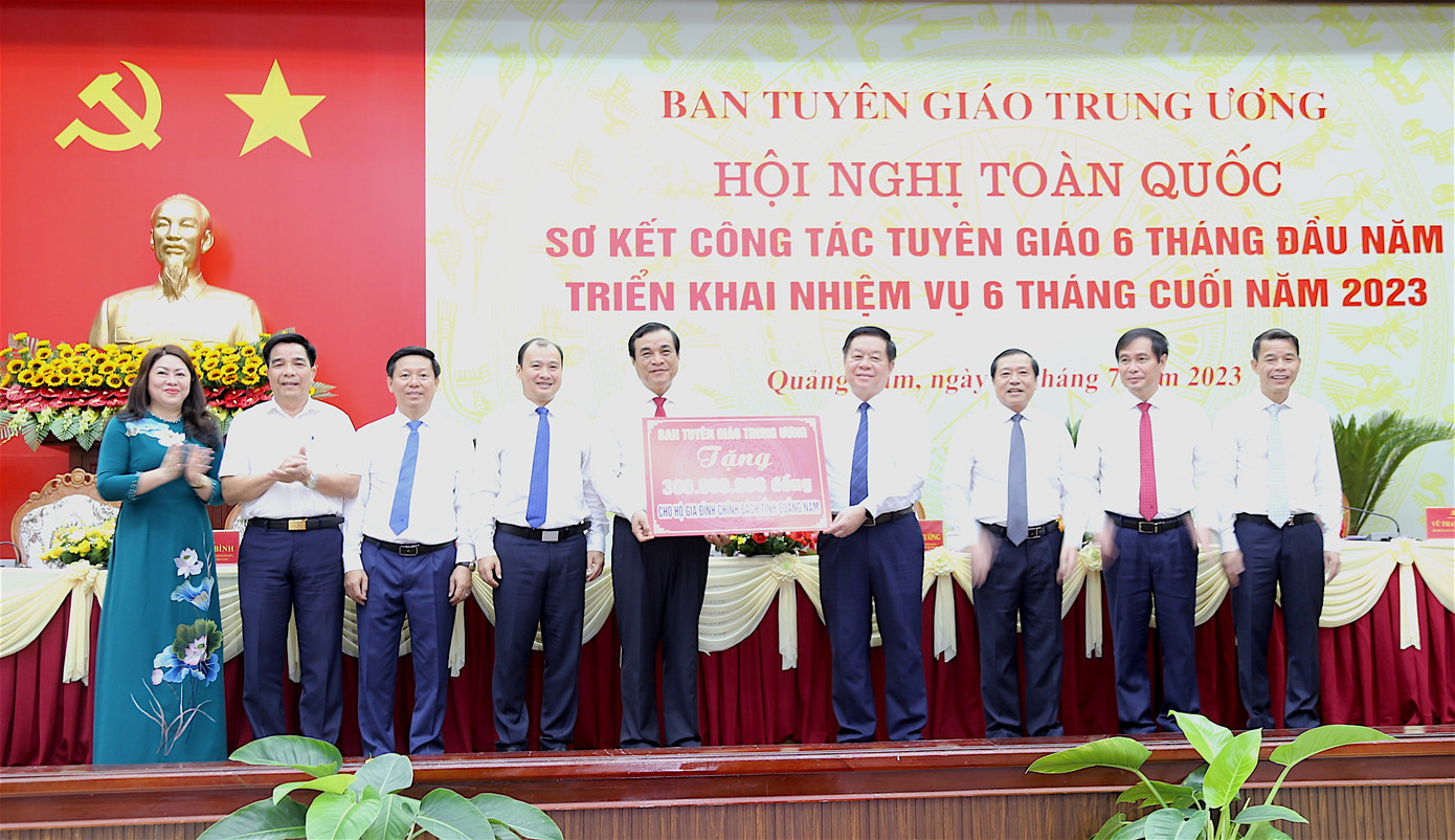Tại hội nghị, Bí thư Trung ương Đảng, Trưởng Ban Tuyên giáo Trung ương Nguyễn Trọng Nghĩa đã trao tặng 300 triệu đồng cho các hộ gia đình chính sách tỉnh Quảng Nam. Tại hội nghị, Bí thư Trung ương Đảng, Trưởng Ban Tuyên giáo Trung ương Nguyễn Trọng Nghĩa đã trao tặng 300 triệu đồng cho các hộ gia đình chính sách tỉnh Quảng Nam.