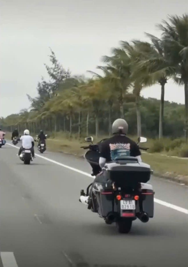 Công an đang xác minh nhóm người buông cả hai tay khi lái xe phân khối lớn trên đường. Ảnh cắt từ clip Công an đang xác minh nhóm người buông cả hai tay khi lái xe phân khối lớn trên đường. Ảnh cắt từ clip