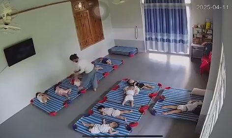 Hình ảnh camera ghi lại cảnh N.N.U.L đánh đập trẻ. Hình ảnh camera ghi lại cảnh N.N.U.L đánh đập trẻ.