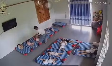 Hình ảnh xách ngược chân, đánh tới tấp của cô bảo mẫu khiến cộng đồng phẫn nộ.