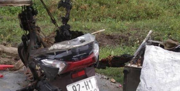 Chiếc xe máy hư hỏng sau khi người đàn ông dùng xăng châm lửa đốt.