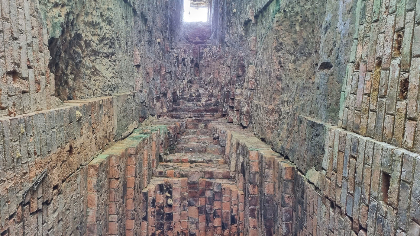 Tháp được xây dựng vào khoảng thế kỷ XI, được xem là tác phẩm điêu khắc bằng gạch lớn nhất của nền văn hóa Chăm pa. Tháp có kiến trúc độc đáo mang hình một linga thẳng đứng. Họa tiết trên tháp được khắc họa khá đơn giản, không cầu kỳ như những ngôi tháp khác.