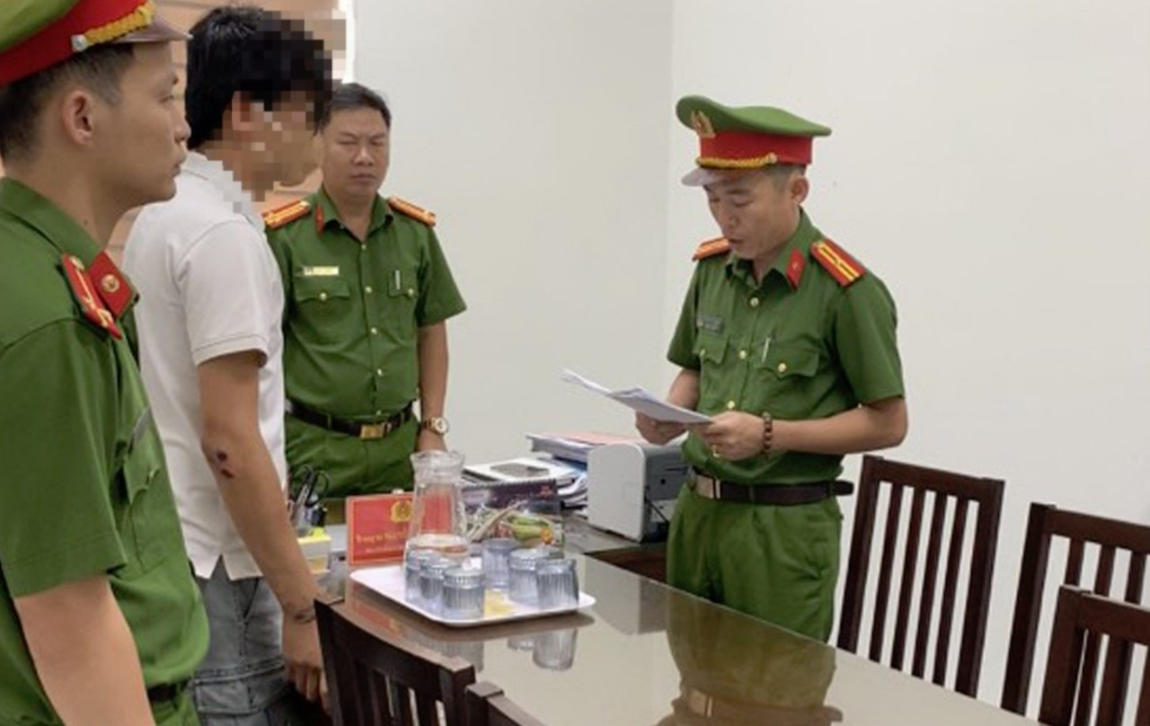 Công an thi hành lệnh bắt tạm giam đối với ông N.Đ.H.C. Ảnh Công an Quảng Nam Công an thi hành lệnh bắt tạm giam đối với ông N.Đ.H.C. Ảnh Công an Quảng Nam