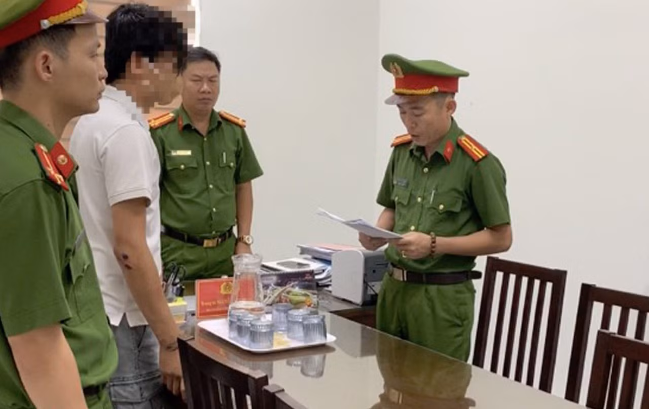 Công an thi hành lệnh bắt tạm giam đối với ông N.Đ.H.C. Ảnh Công an Quảng Nam Công an thi hành lệnh bắt tạm giam đối với ông N.Đ.H.C. Ảnh Công an Quảng Nam