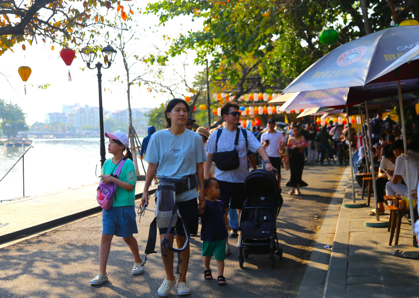 Trong không gian lãng mạn ấy, những cặp tình nhân nắm tay nhau dạo bước phố cổ.