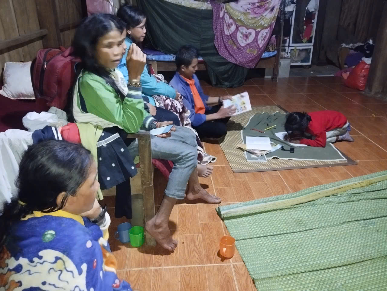 Người dân xã Trà Nam, huyện Nam Trà My di dời khẩn cấp trong đêm. Người dân xã Trà Nam, huyện Nam Trà My di dời khẩn cấp trong đêm.