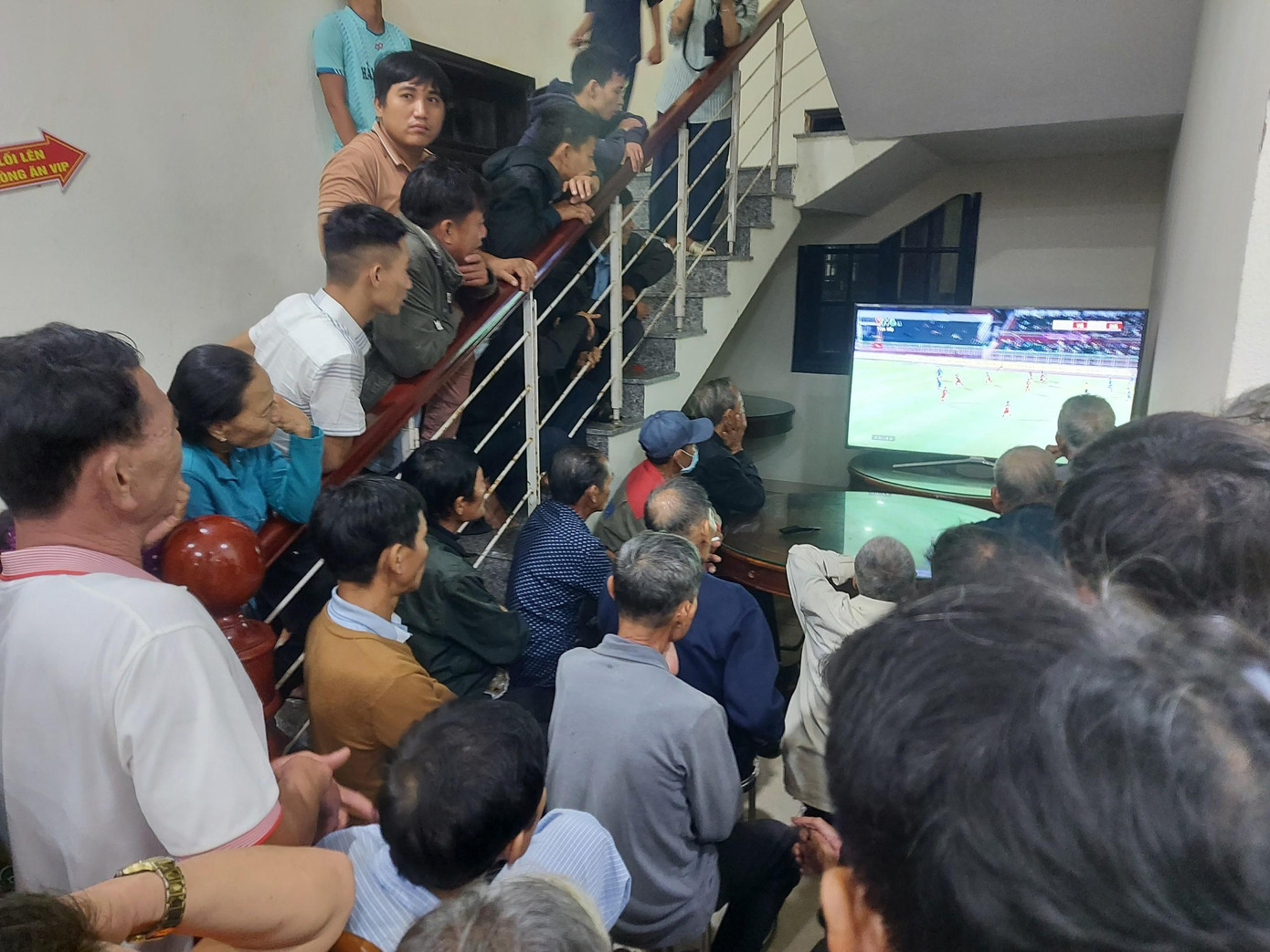 Người dân ở khu tránh trú bão theo dõi, cổ vũ cho đội bóng Việt Nam. Người dân ở khu tránh trú bão theo dõi, cổ vũ cho đội bóng Việt Nam.