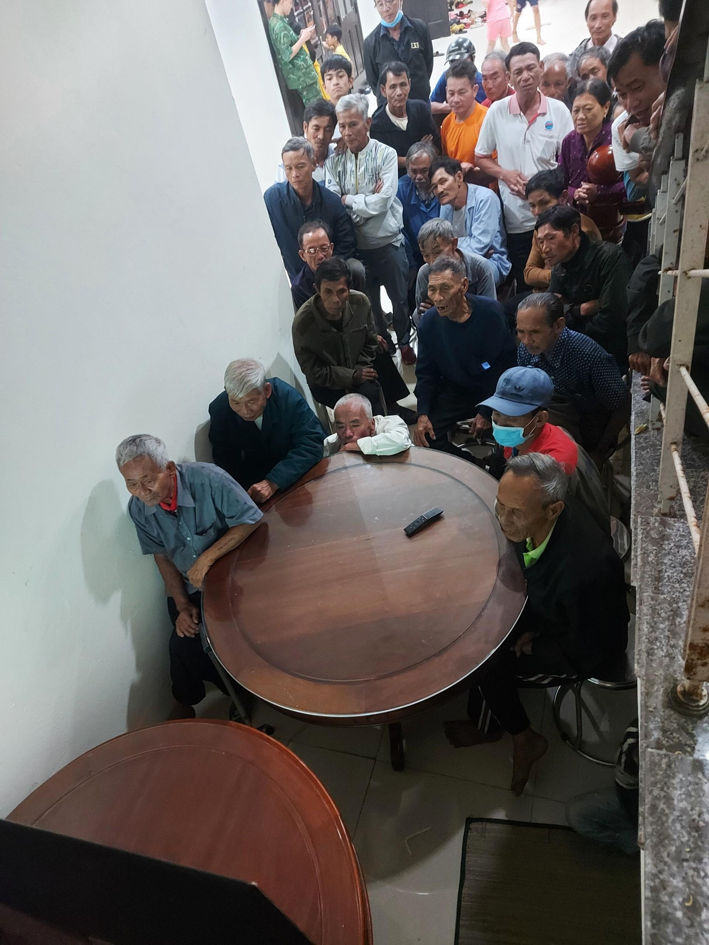 Người già, trẻ chen nhau cổ vũ cho đội tuyển Việt Nam. Người già, trẻ chen nhau cổ vũ cho đội tuyển Việt Nam.