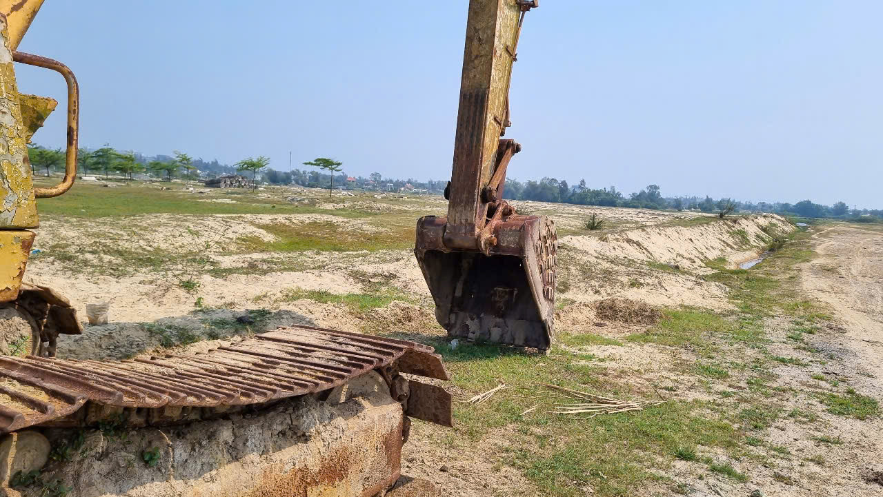 Máy móc hoen gỉ, nằm im lìm trong khu dự án.