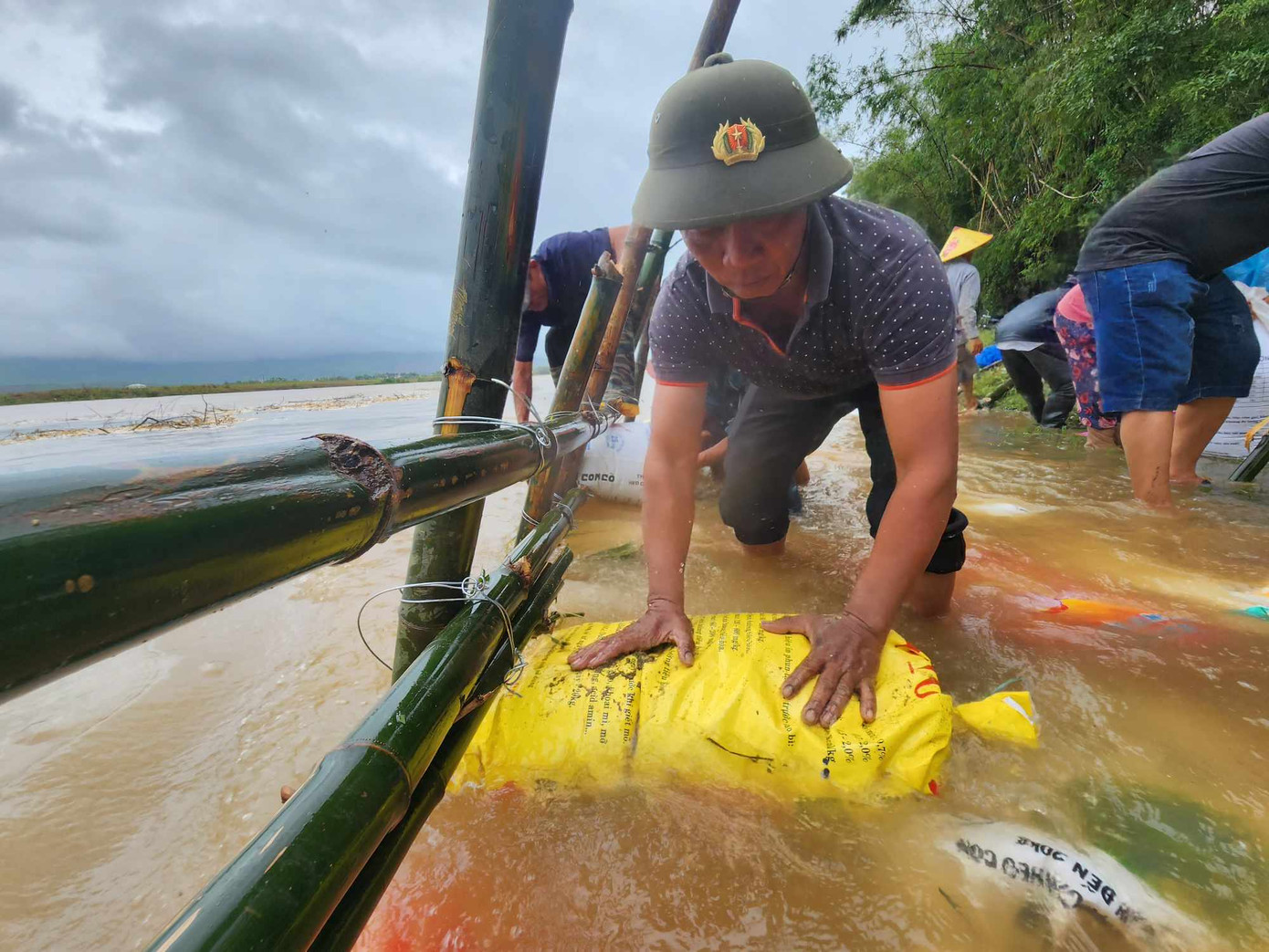 Gần 200 công an, dân quân tự vệ và người dân đóng bao tải cát, đóng cọc tre làm kè để gia cố vị trí sạt lở. Theo ghi nhận khu vực sông Vu Gia đoạn qua thôn Khương Mỹ (Đại Cường) bị sạt lở bờ sông với chiều dài khoảng 100 m, chiều sâu ăn vào bờ từ 4-5 m. Nhiều vị trí sạt lở chỉ cách nhà ở của dân khoảng hơn trăm mét, nguy cơ mất an toàn về người và tài sản. Chính quyền địa phương đã huy động gần 200 công an, dân quân tự vệ và người dân đóng bao tải cát, đóng cọc tre làm kè để gia cố vị trí sạt lở. Gần 200 công an, dân quân tự vệ và người dân đóng bao tải cát, đóng cọc tre làm kè để gia cố vị trí sạt lở. Theo ghi nhận khu vực sông Vu Gia đoạn qua thôn Khương Mỹ (Đại Cường) bị sạt lở bờ sông với chiều dài khoảng 100 m, chiều sâu ăn vào bờ từ 4-5 m. Nhiều vị trí sạt lở chỉ cách nhà ở của dân khoảng hơn trăm mét, nguy cơ mất an toàn về người và tài sản. Chính quyền địa phương đã huy động gần 200 công an, dân quân tự vệ và người dân đóng bao tải cát, đóng cọc tre làm kè để gia cố vị trí sạt lở.