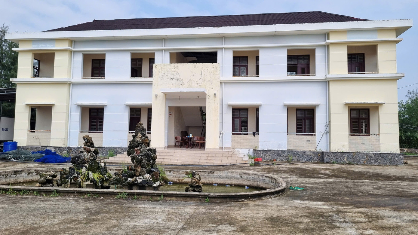 Hình ảnh khu nhà điều hành bỏ không nhiều năm dẫn đến hư hỏng, xuống cấp. Hình ảnh khu nhà điều hành bỏ không nhiều năm dẫn đến hư hỏng, xuống cấp.